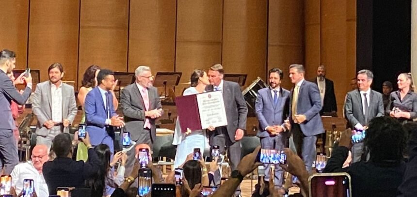 Ao lado de Jair Bolsonaro, Michelle recebe homenagem no Theatro Municipal — Foto: Cristiane Agostine/Valor