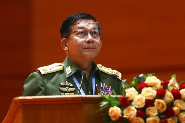 Nesta foto de arquivo de 11 de julho de 2018, o comandante do Exército de Mianmar, General Min Aung Hlaing, fala durante a cerimônia de abertura da terceira sessão da Conferência de Panglong do Século 21 no Centro de Convenções Internacional de Mianmar, em Naypyitaw — Foto: Aung Shine Oo/AP Photo