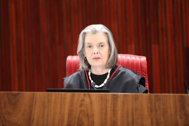 Decisão judicial pode ser objeto de recurso, só não pode ser descumprida, diz Cármen Lucia | Política