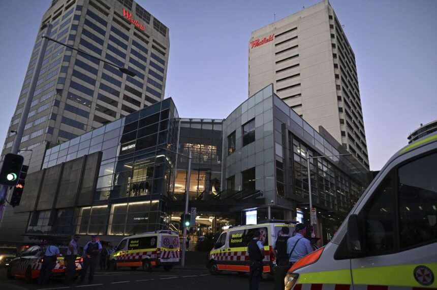 Serviços de emergência na frente do shopping Bondi Junction depois que várias pessoas foram esfaqueadas dentro do estabelecimento em Sydney, na Austrália — Foto: Steven Saphore/AAP via AP