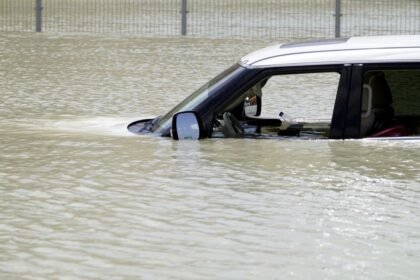 Chuva na península Arábica — Foto: Jon Gambrell/AP