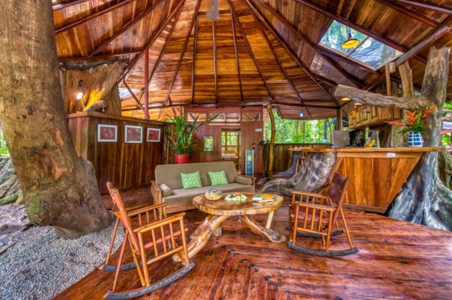 Interior de uma das casas na árvore da Tree House Lodge