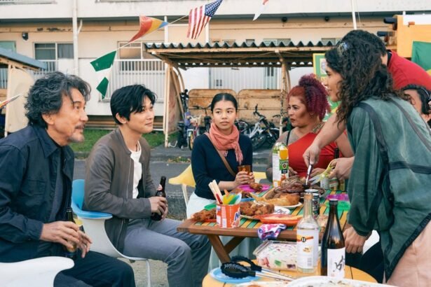 Cena do filme “Familia”, em que Koji Yakusho (esq.) contracena com brasileiros em Homi Danchi — Foto: Divulgação