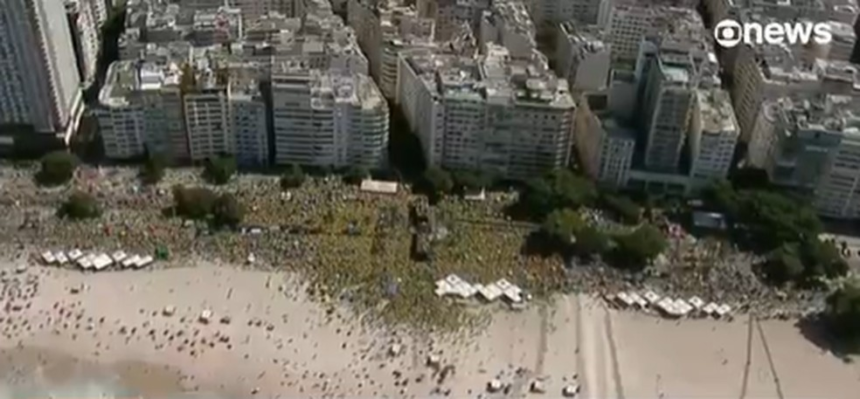 Manifestação de Bolsonaro em Copacabana — Foto: Reprodução Globonews