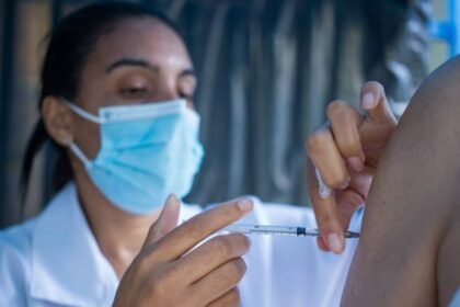 Com doses de vacina da dengue perto de vencer, Ministério da Saúde recomenda ampliar público-alvo