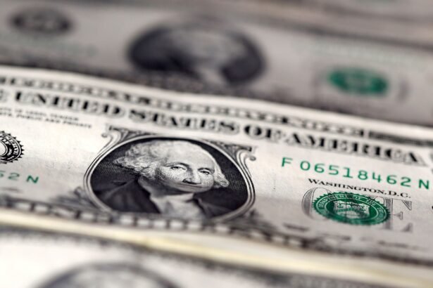 Dólar hoje vira à tarde, sobe e retoma os R$ 5,05, com atenção ao cenário externo