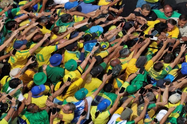 Musk, 8 de janeiro e eleições: Bolsonaro reúne apoiadores em ato em Copacabana