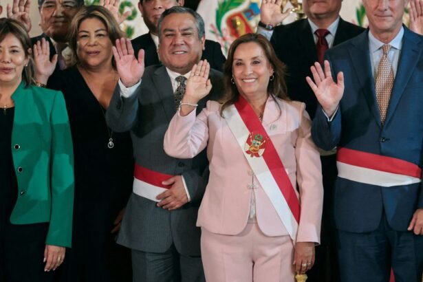 Peru substitui seis ministros após operação na casa da presidente