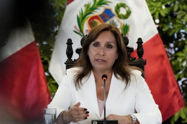 Presidente do Peru substitui seis ministros após batida policial em sua casa