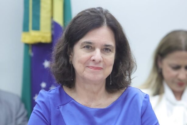 ‘Não há nenhuma hipótese de eu desistir’, diz Nísia após ter permanência no cargo questionada