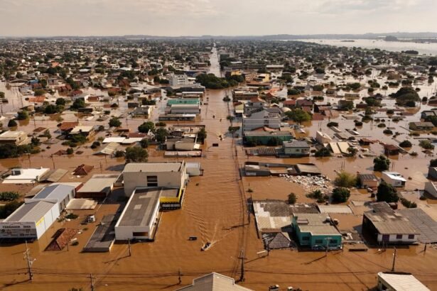 Chuvas no RS: moradores de Canoas seguem ilhados e pedem comida e água a militares