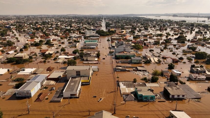 Chuvas no RS: moradores de Canoas seguem ilhados e pedem comida e água a militares