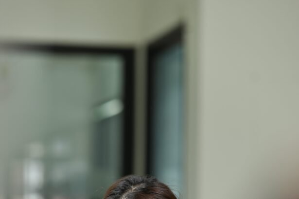 HABITOS  NAO USAR APOS ESSA DATA 05-08-2024 EM CASO DE DUVIDA CONSULTE A FOTOGRAFIA Photo of a tired woman keeps a hand on her head at the wooden working desk after finishing work hard. photo saltdium/adobe.stock