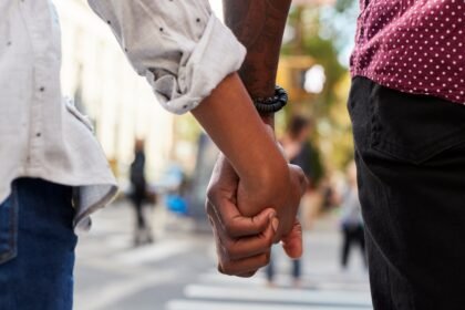 (Não usar depois da publicação, em caso de dúvidas, falar com Foto) Close Up Of Couple Holding Hands On Urban Street